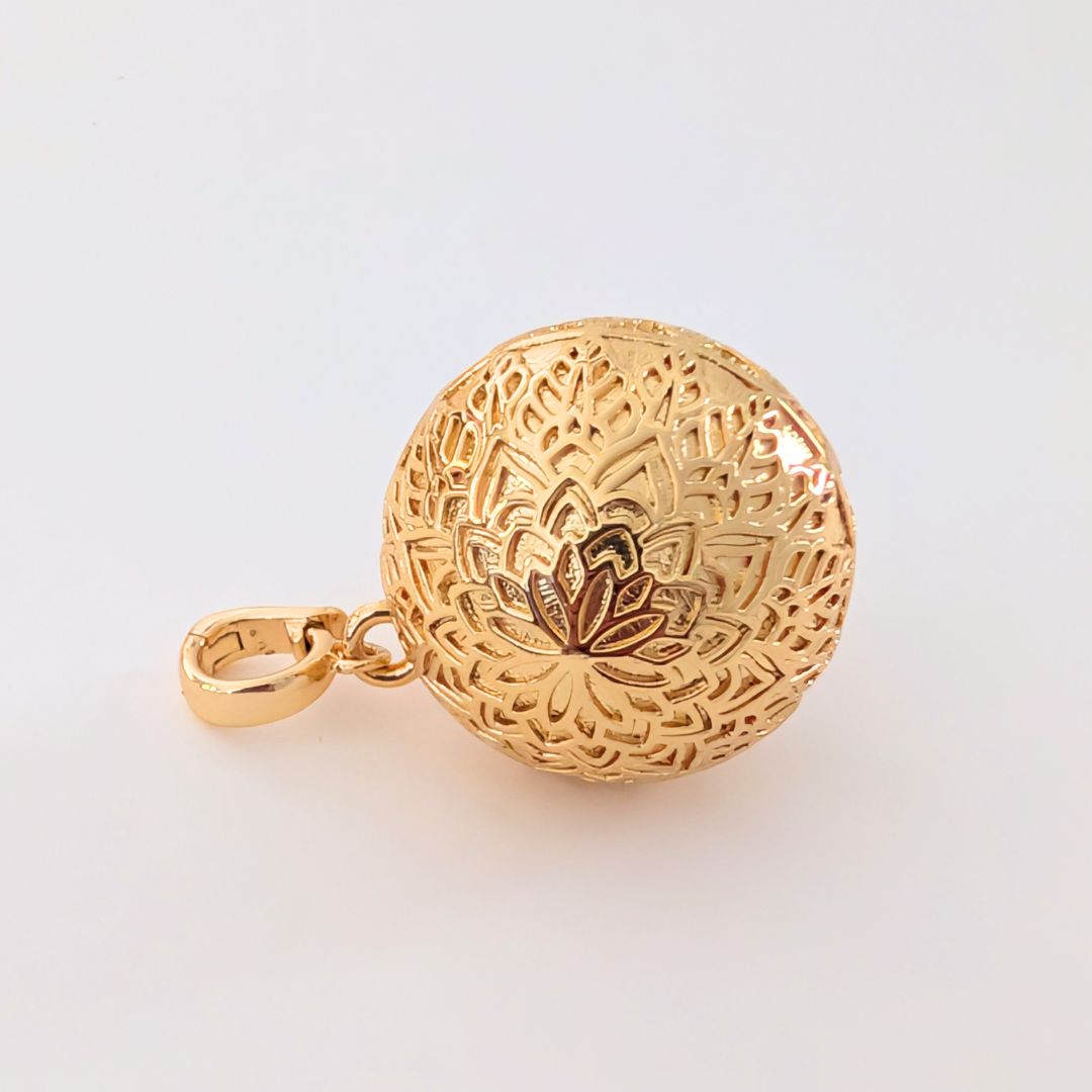 Pendentif bola de grossesse mandala or avec grelot - 2 cm