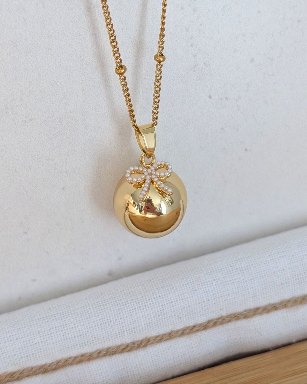 Bola de grossesse doré avec pendentif nœud