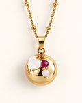 bola de grossesse avec coeur blanc nacre et pierre naturelle rubis rose en plaqué or 18 carats