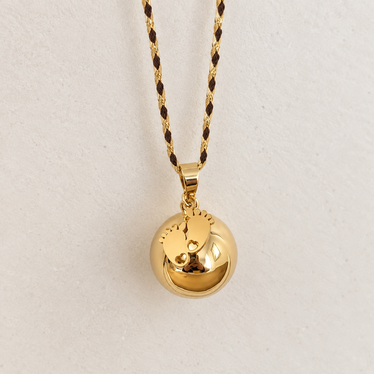bola grossesse petit pied plaqué or 18 carats avec cordon marron
