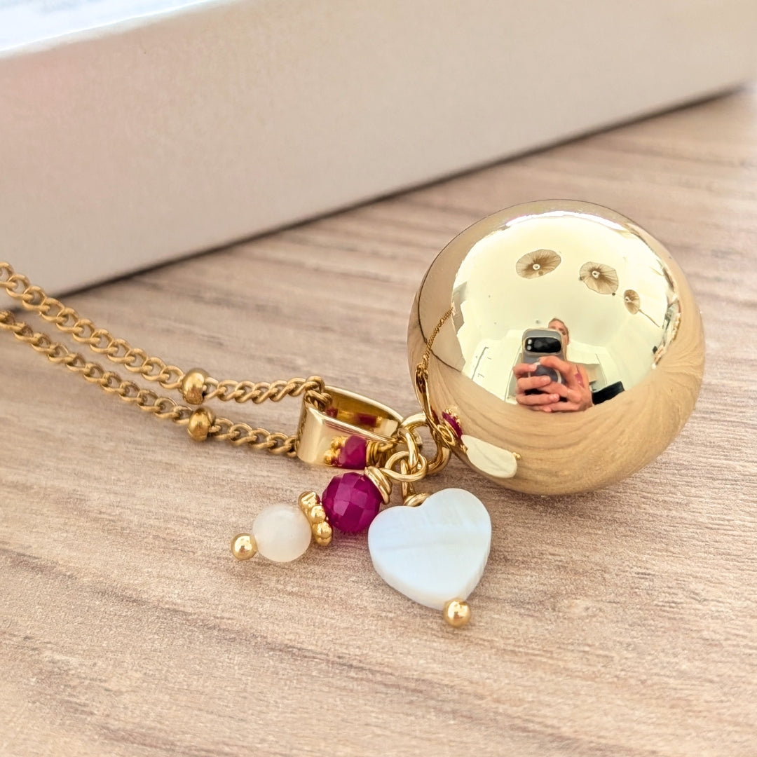 collier bola avec coeur en plaqué or 18 carats et chaine en acier inoxydable et pendentif en pierre rubis et perle nacre